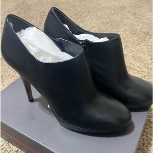 Vince Camuto Elvin black leather bootie size 9